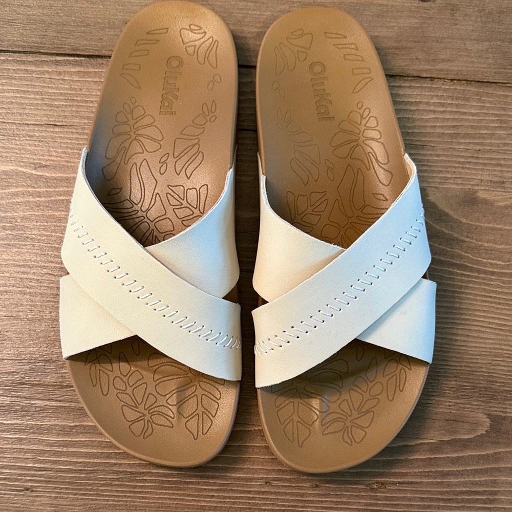 Woman’s Olukai sandals